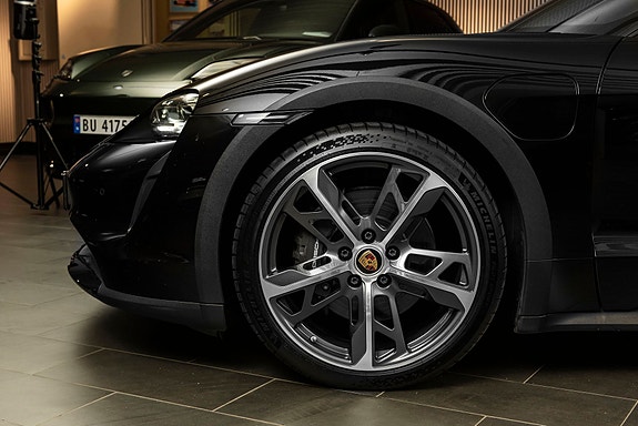 Porsche Taycan Cross Turismo 9 of 30
