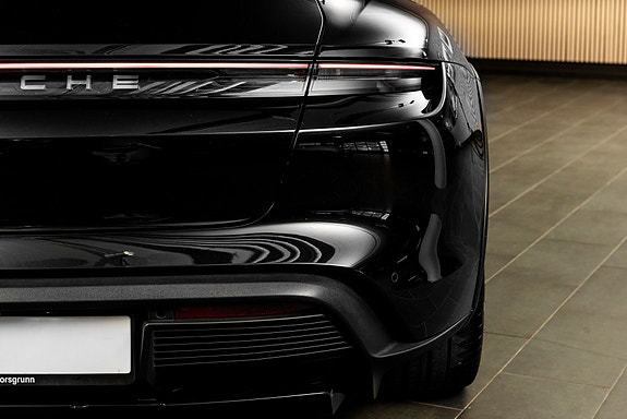 Porsche Taycan Cross Turismo 7 of 30