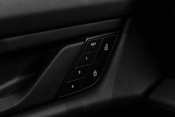 Porsche Taycan Cross Turismo 13 of 30