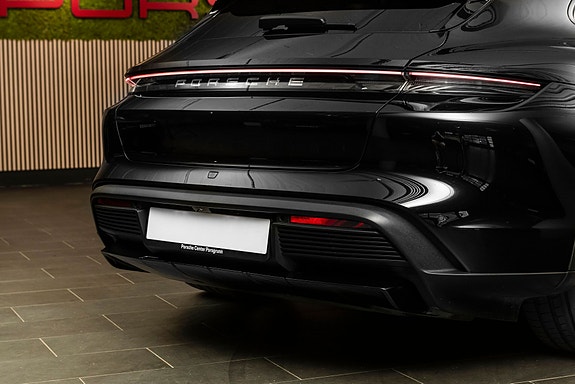 Porsche Taycan Cross Turismo 6 of 30