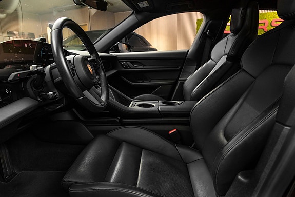 Porsche Taycan Cross Turismo 10 of 30