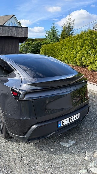 Tesla Model Y 7 of 20