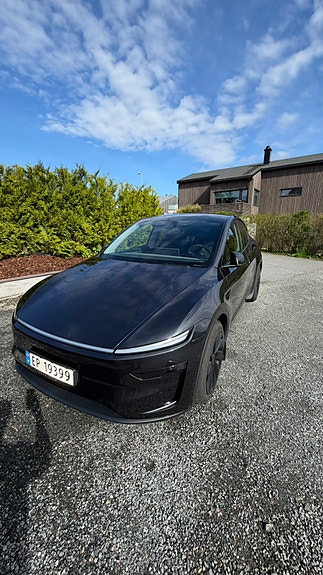Tesla Model Y 2 of 20