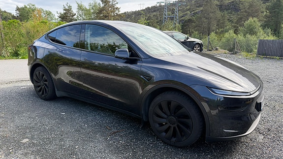 Tesla Model Y 5 of 20