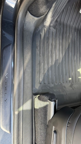 Tesla Model Y 16 of 20