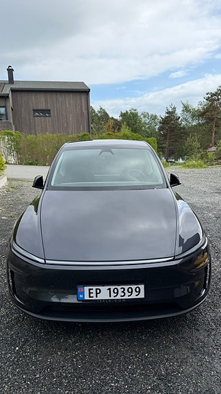Tesla Model Y 8 of 20