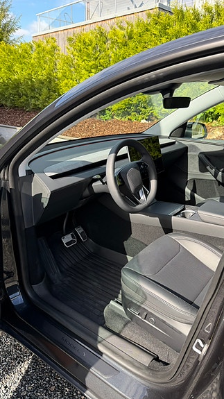 Tesla Model Y 10 of 20