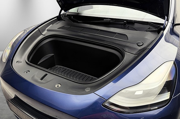 Tesla Model Y 10 of 30