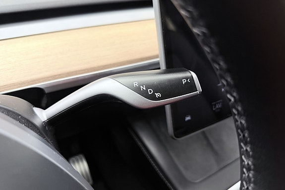 Tesla Model Y 17 of 30