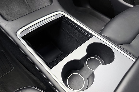 Tesla Model Y 20 of 30