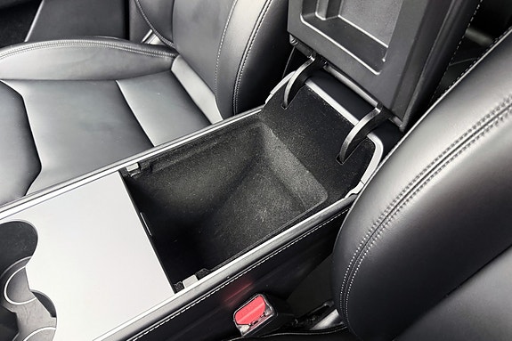 Tesla Model Y 22 of 30