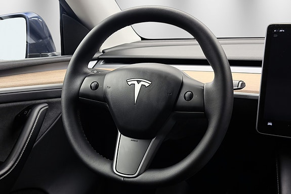 Tesla Model Y 16 of 30