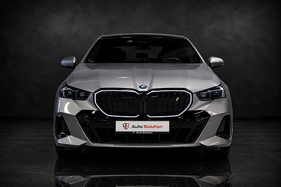 BMW i5 3 of 30