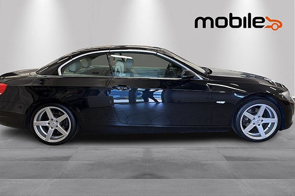 BMW 320i 3 of 5
