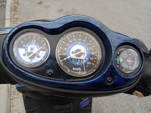 Suzuki AY 50 Katana 6 of 8