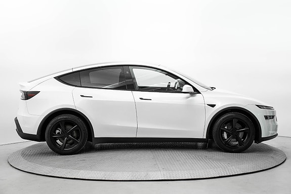 Tesla Model Y 4 of 5