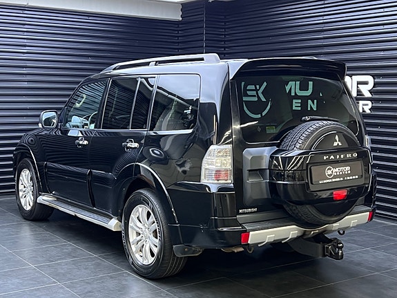 Mitsubishi Pajero 2 of 5