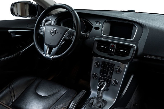 Volvo V40 Cross Country 2 of 22