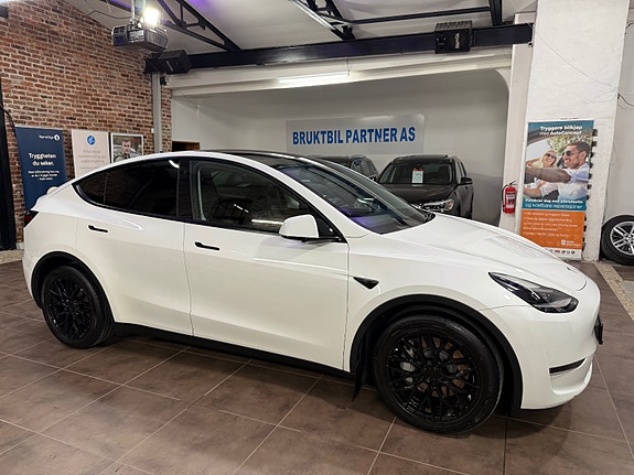 Tesla Model Y 16 of 30