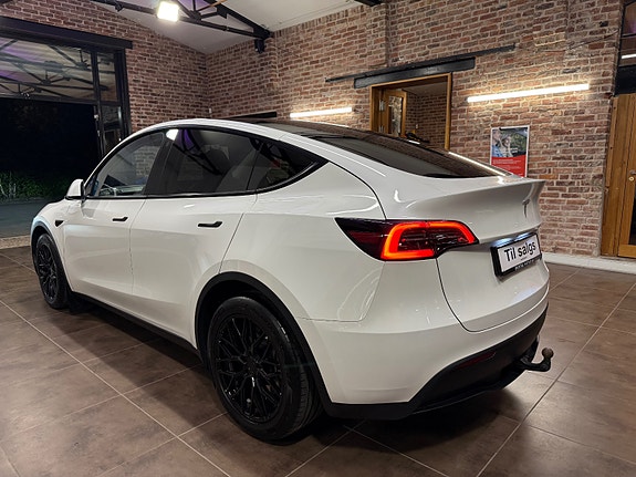 Tesla Model Y 8 of 30