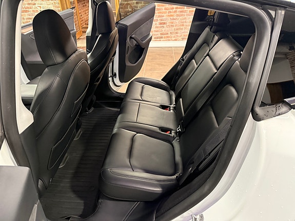 Tesla Model Y 25 of 30