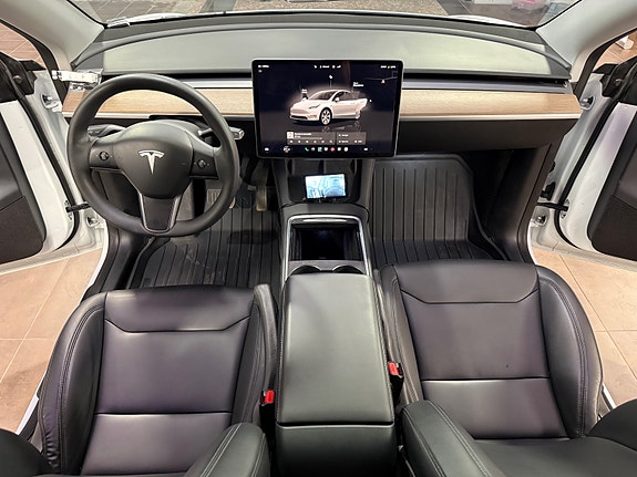 Tesla Model Y 22 of 30