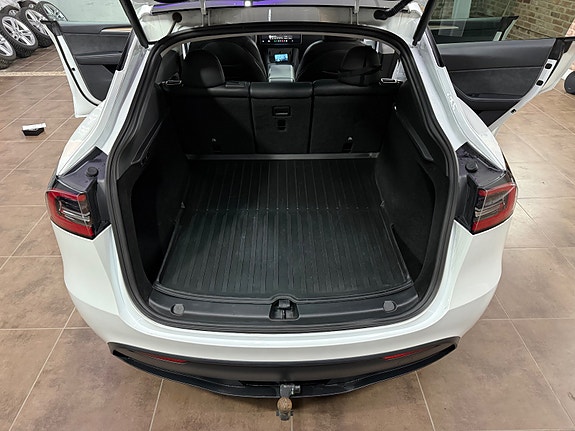 Tesla Model Y 26 of 30