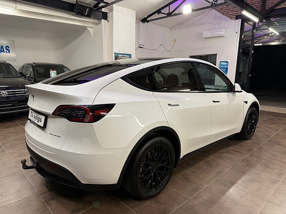 Tesla Model Y 13 of 30