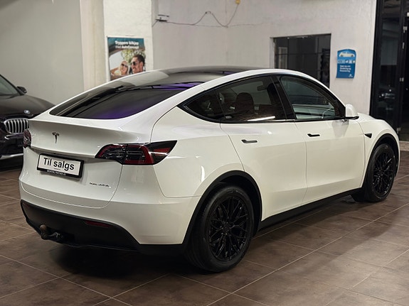 Tesla Model Y 14 of 30