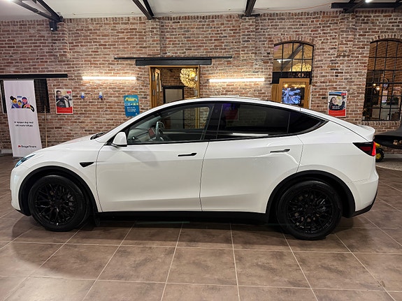 Tesla Model Y 7 of 30