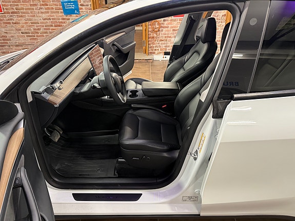 Tesla Model Y 19 of 30