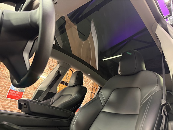 Tesla Model Y 21 of 30