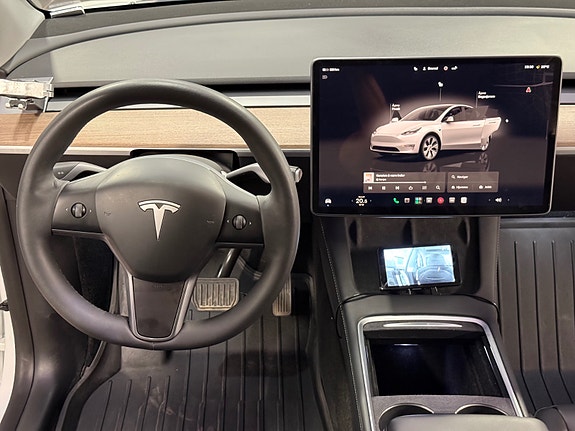 Tesla Model Y 23 of 30