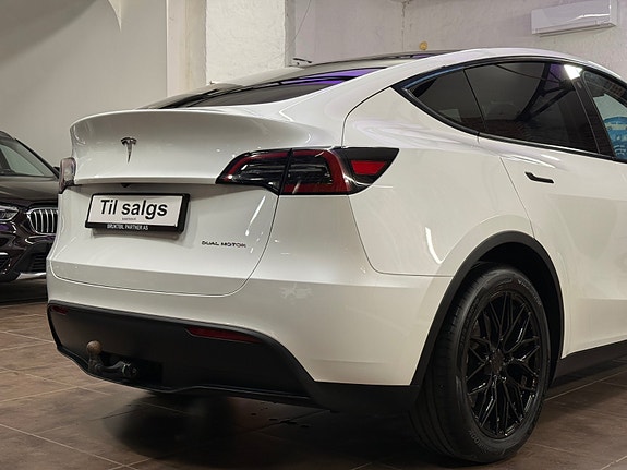 Tesla Model Y 12 of 30