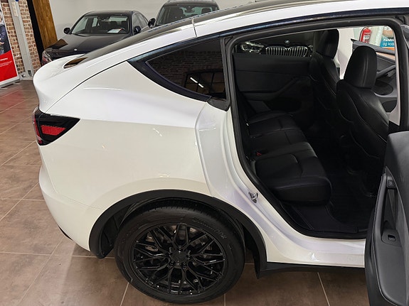 Tesla Model Y 28 of 30