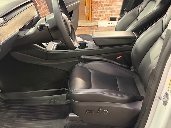 Tesla Model Y 20 of 30