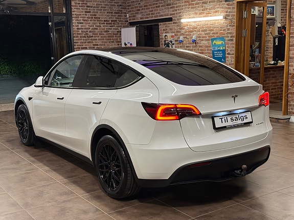 Tesla Model Y 9 of 30