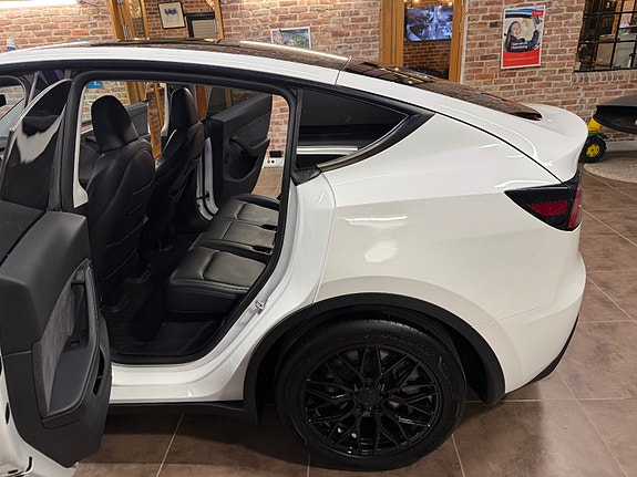 Tesla Model Y 24 of 30