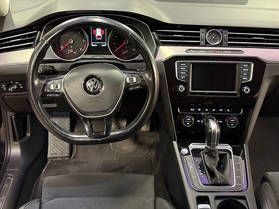 Volkswagen Passat 23 of 30
