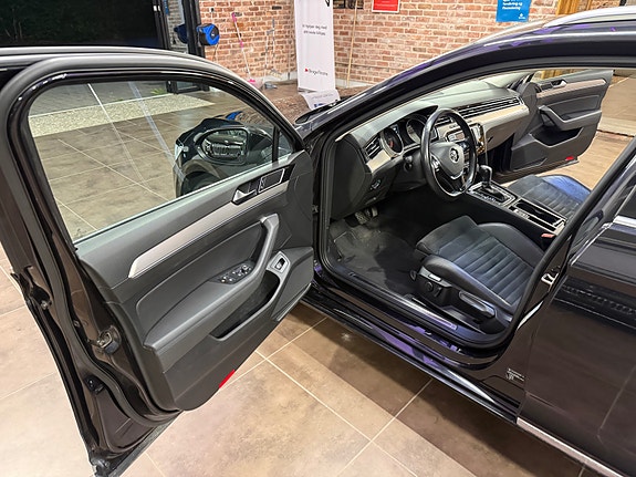 Volkswagen Passat 19 of 30