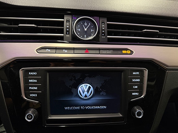 Volkswagen Passat 30 of 30