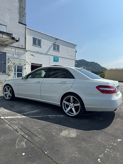 Mercedes-Benz E350 5 of 16