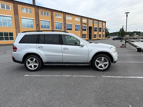 Mercedes-Benz GL420 2 of 5