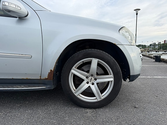 Mercedes-Benz GL420 3 of 5