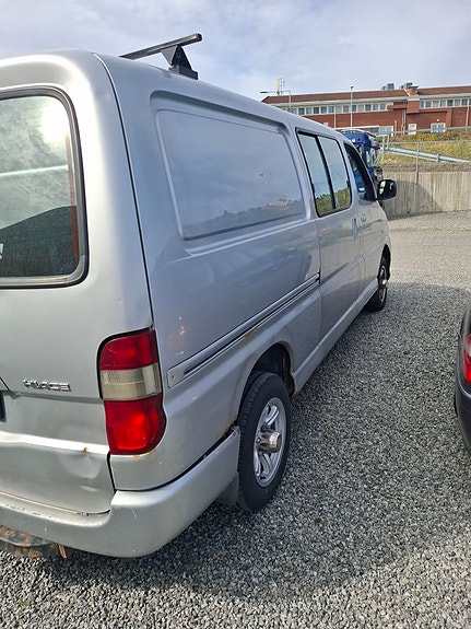 Toyota HiAce 2 of 5