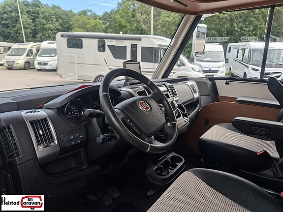 LMC i745 Explorer Sport Line 6 of 26