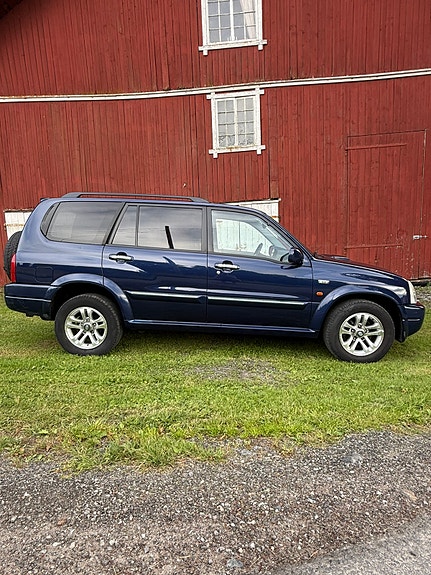 Suzuki XL7 4 of 5