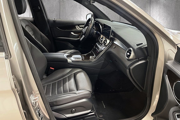 Mercedes-Benz GLC300 e 13 of 22