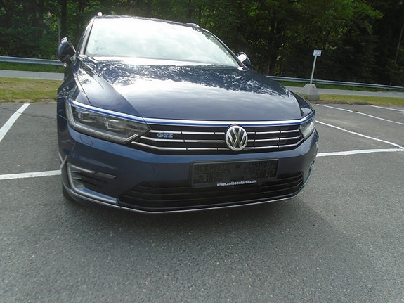 Volkswagen Passat 2 of 5