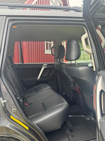 Toyota Land Cruiser 9 of 16